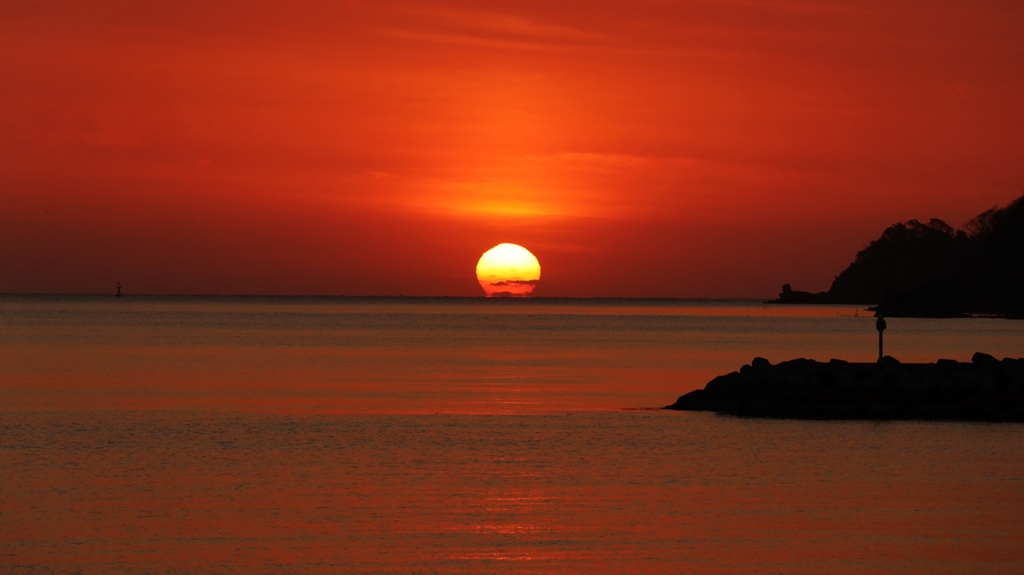 水平線に沈む夕陽