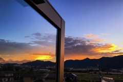 ドアに映った朝焼け