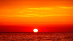 水平線に沈む夕陽