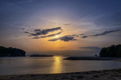 防波堤越しの夕陽