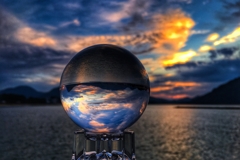 ガラス玉に映る入り江の夕景