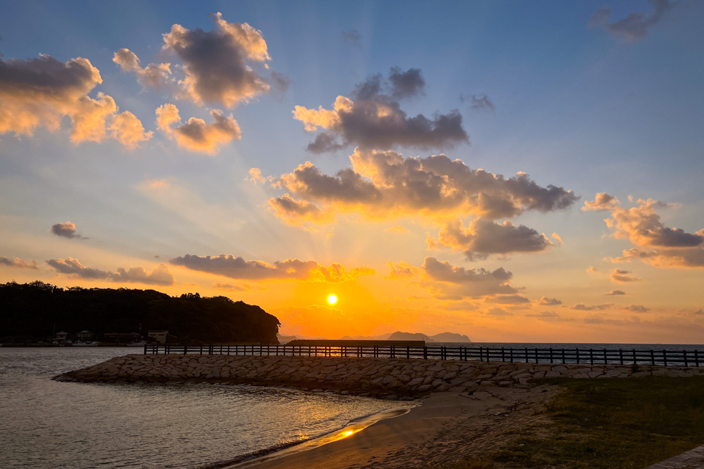 防波堤越しの夕陽