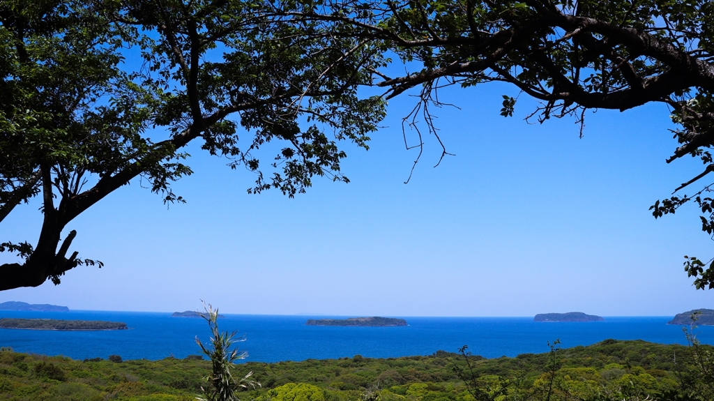 アーチ越しの日本海
