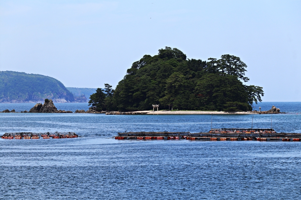 島の鳥居と生け簀
