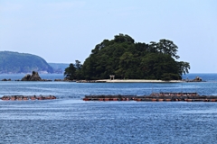 島の鳥居と生け簀