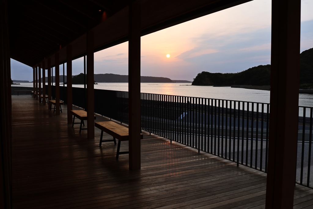 お店の外にはベンチも