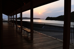 お店の外にはベンチも