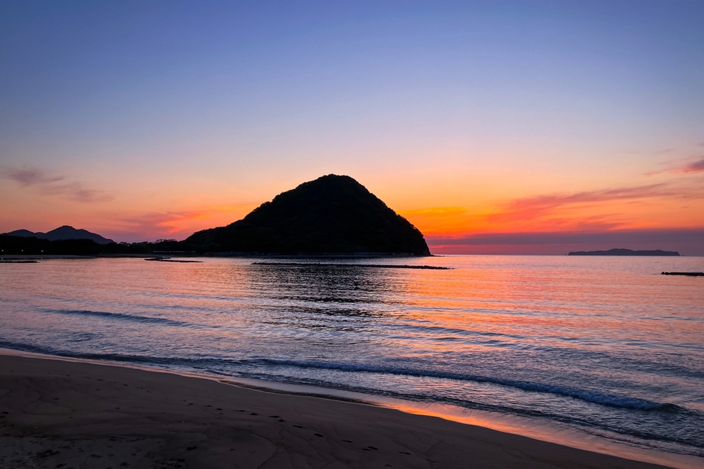 半島と砂浜の夕景