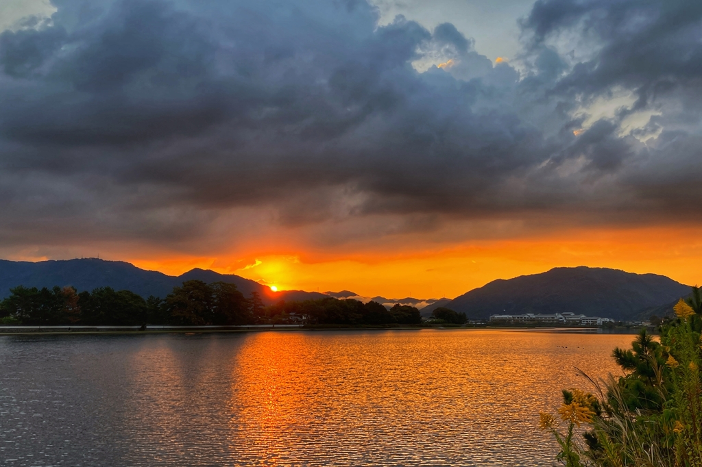 河川越しの日の出