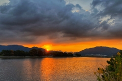 河川越しの日の出