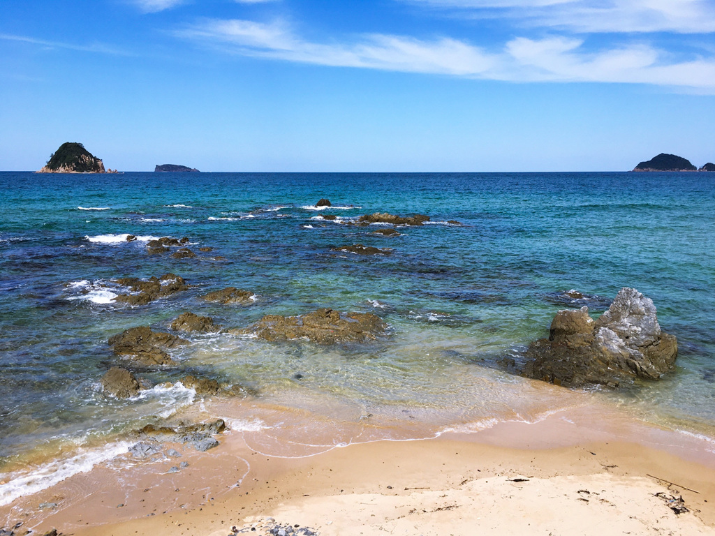 山陰の名もなき砂浜
