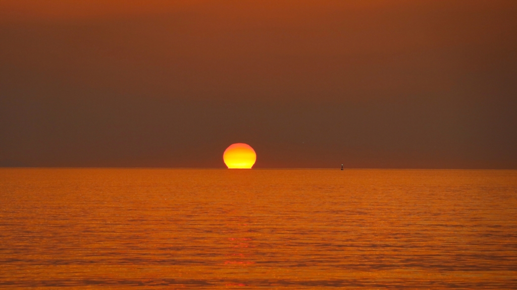 ブイと夕陽