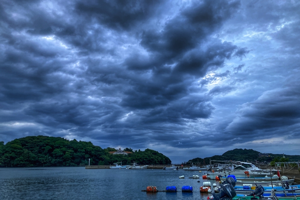 悪天候の漁港