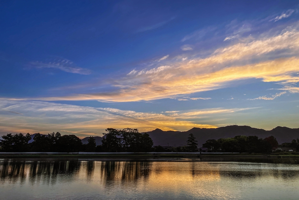 白壁が続く風景