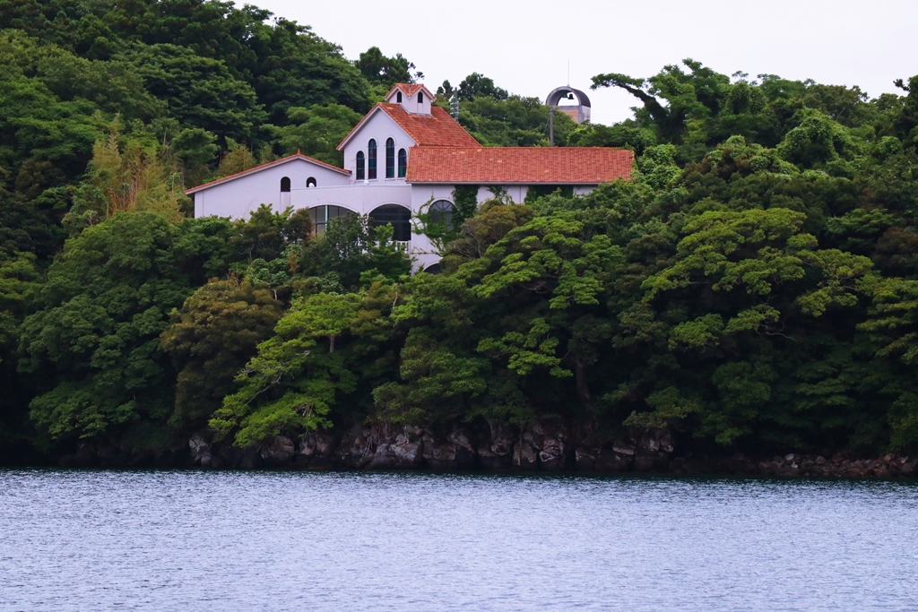 岸壁に建つアダムスファミリーの家