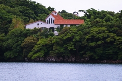 岸壁に建つアダムスファミリーの家