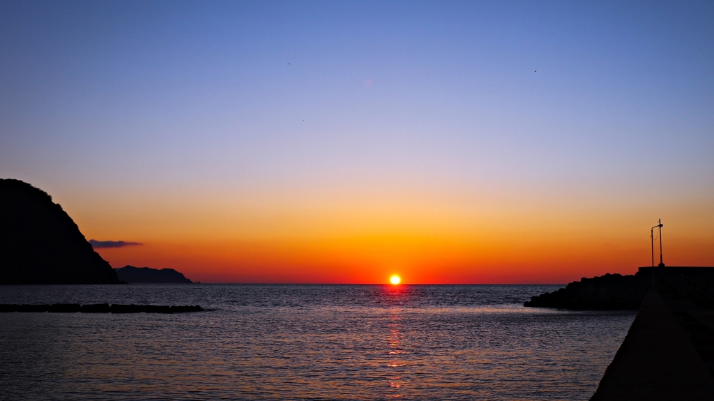 水平線に沈む夕陽