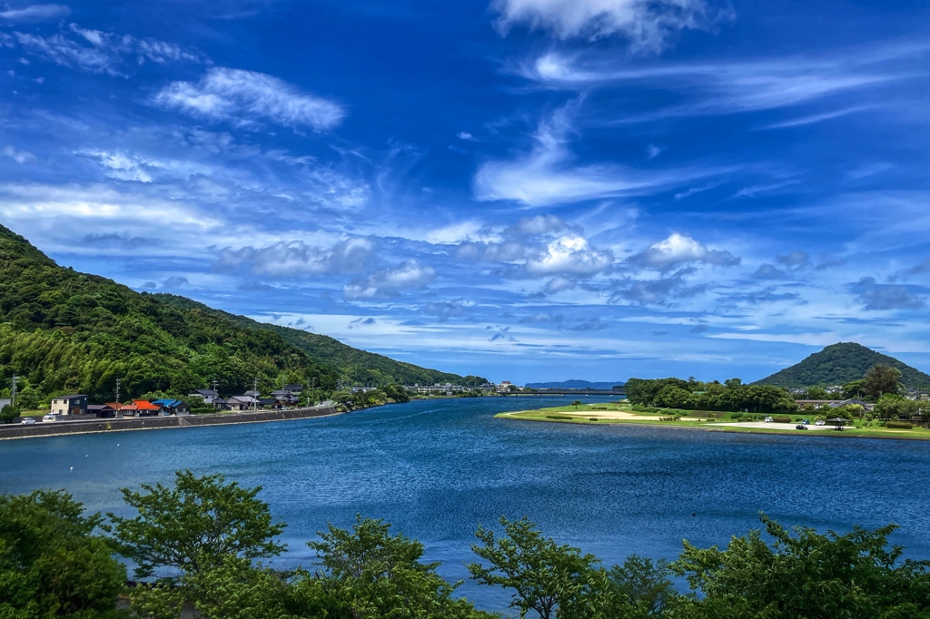 雲を抱いた空