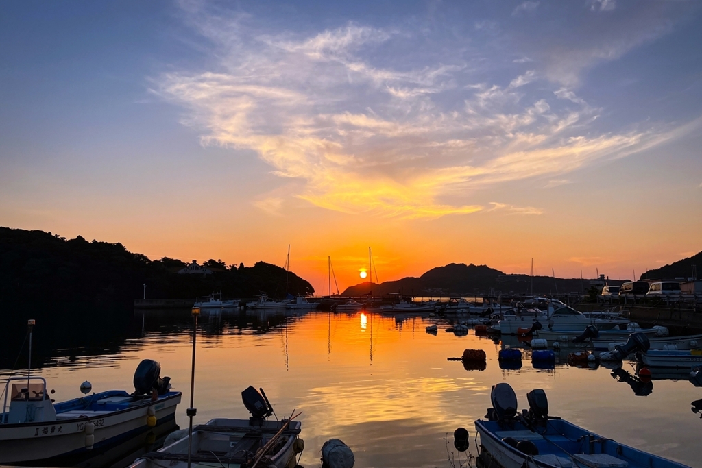 小さな漁港の夕景