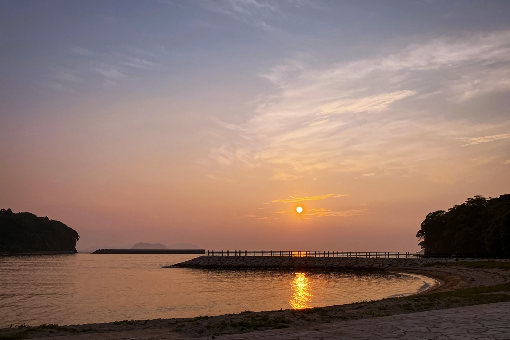 夕陽と防波堤