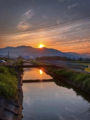 用水路に映える朝陽