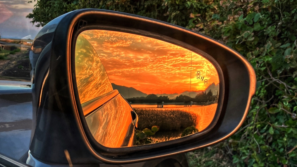 サイドミラー越し