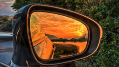 サイドミラー越し