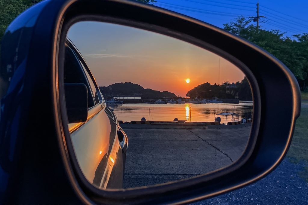 サイドミラーに写った夕景