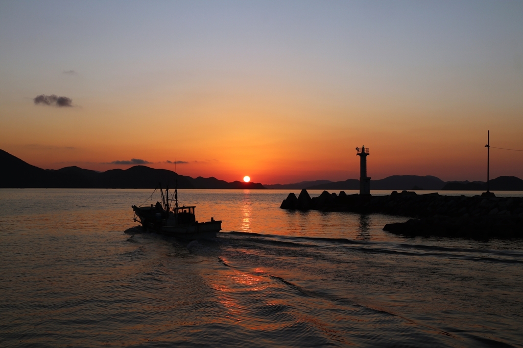 日没と同時に出港