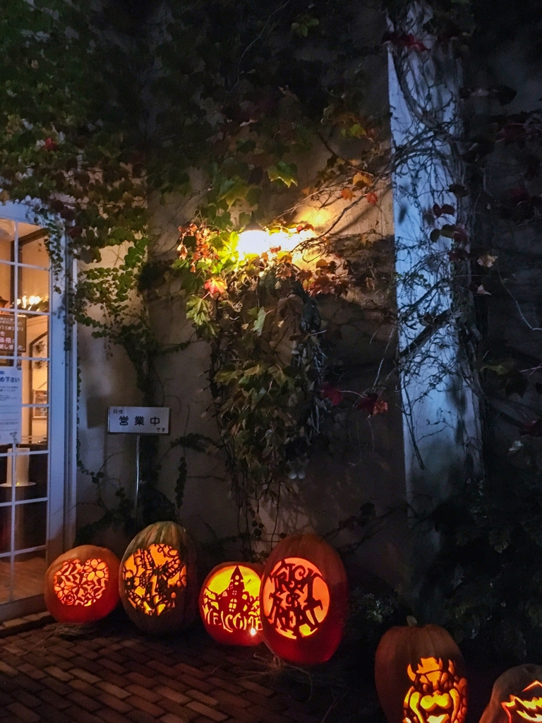 あるイタリアンレストランのエントランス前