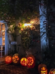 あるイタリアンレストランのエントランス前