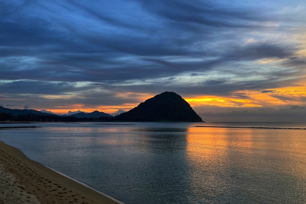 半島に隠れた夕陽