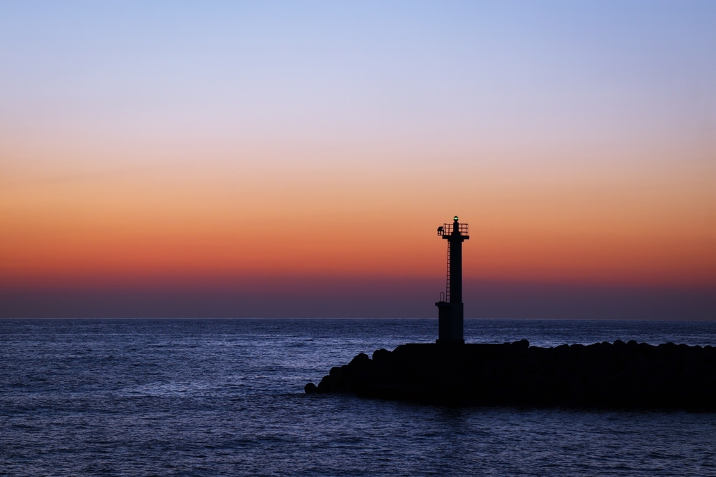 日没後の灯台