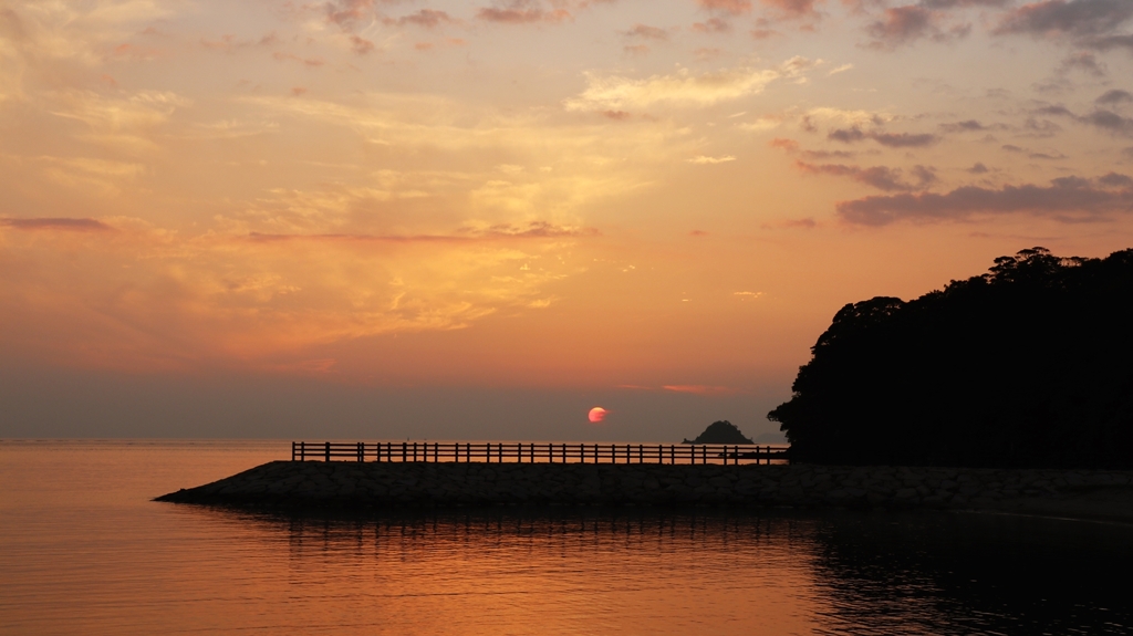 夕陽と防波堤