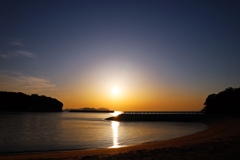 防波堤越しの夕景