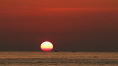 漁船と夕陽