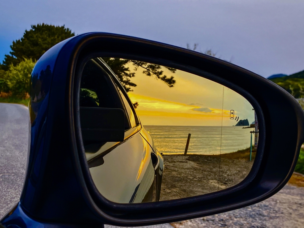 後ろ髪をひかれつつ