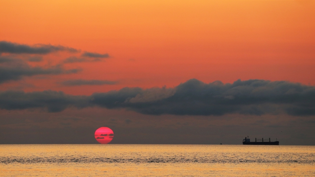 水平線に沈む夕陽