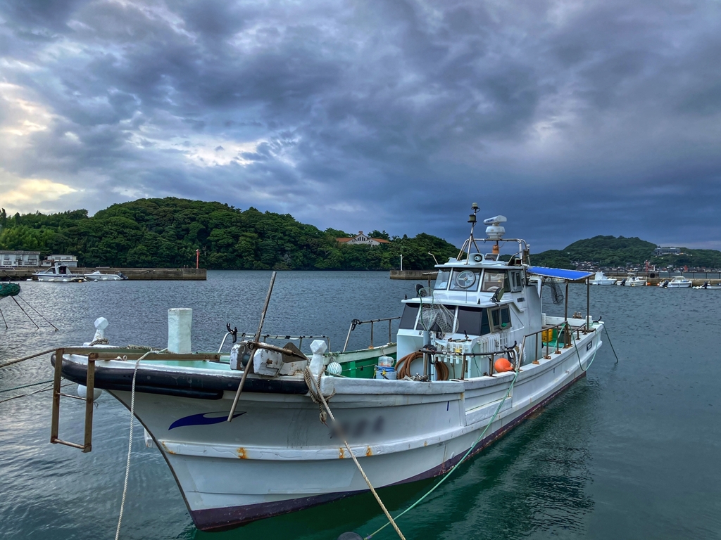 悪天候の漁港にて