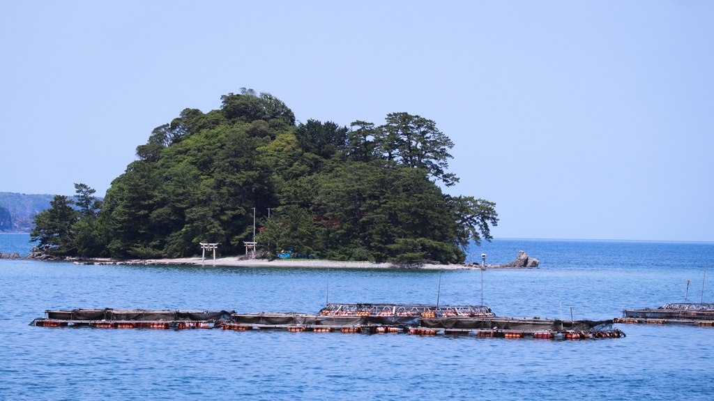 生け簀と男鹿島