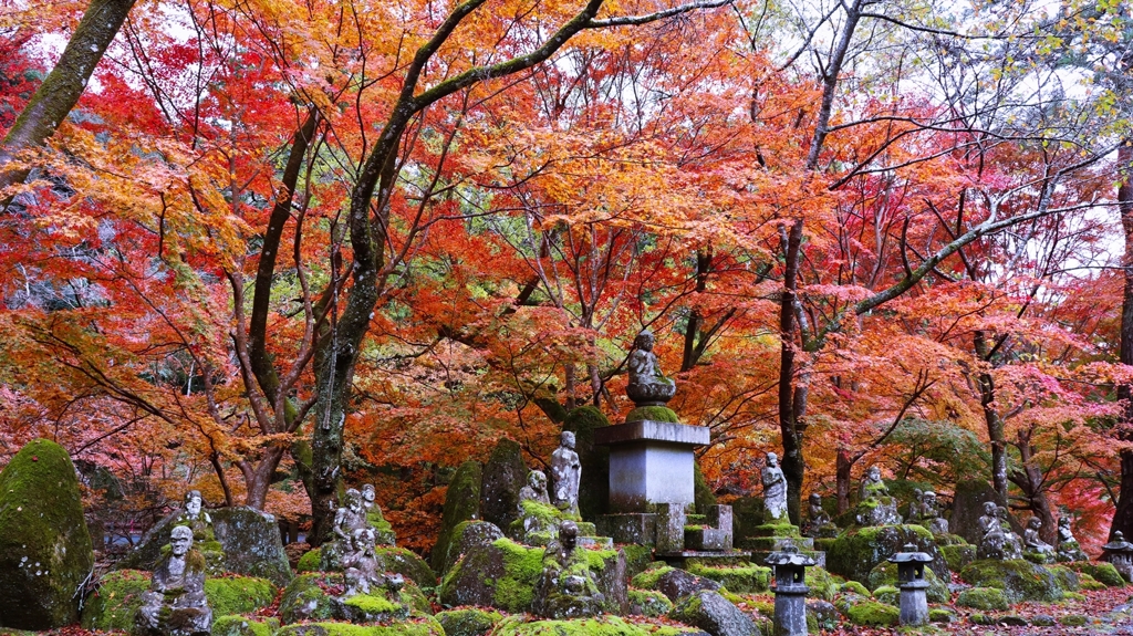 石像と紅葉