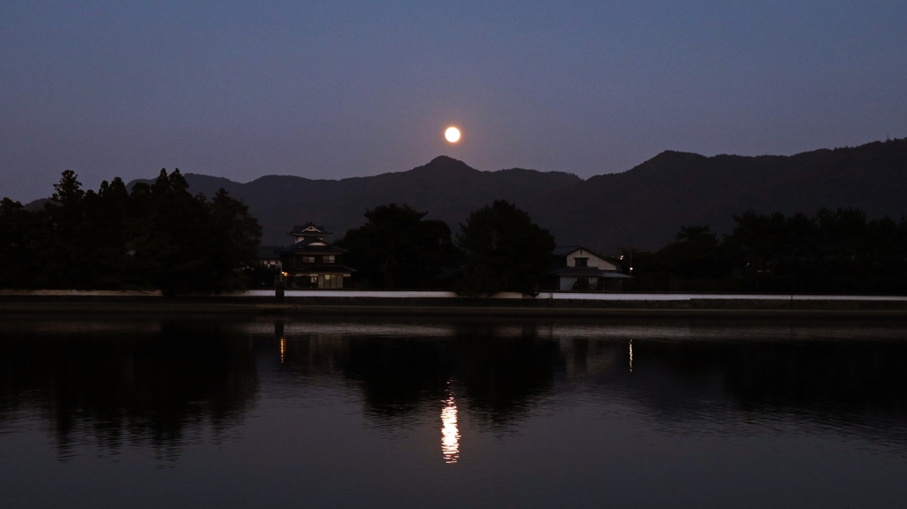 皆既月食前の月