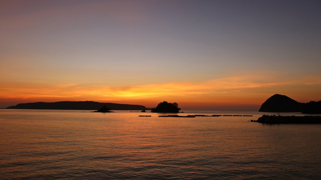 生け簀のある夕景
