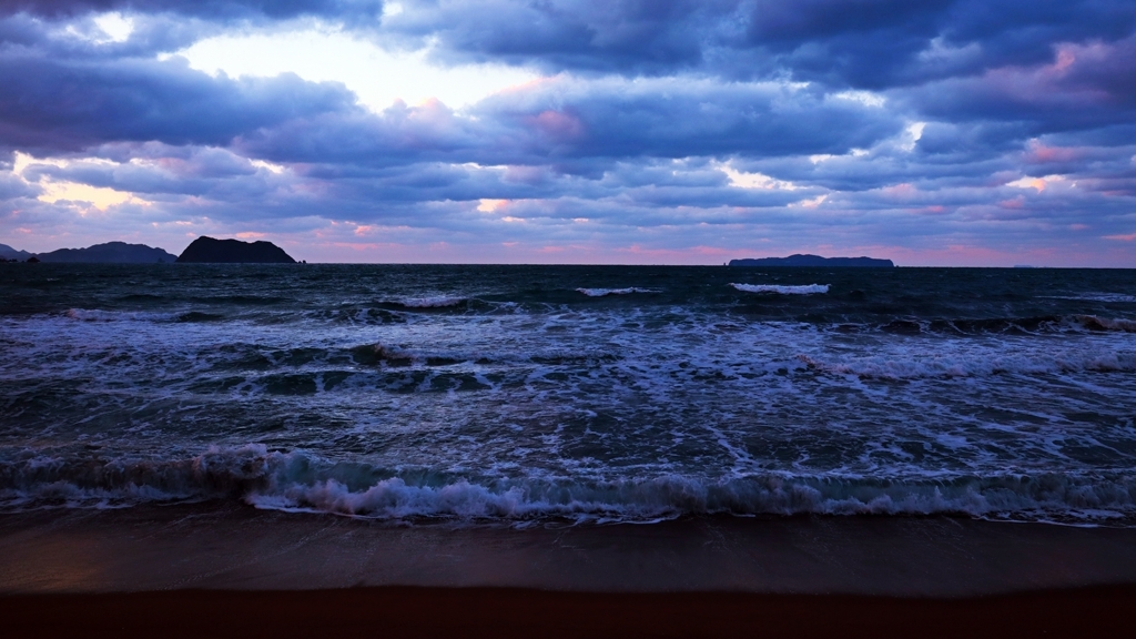 冬の波；砂浜編