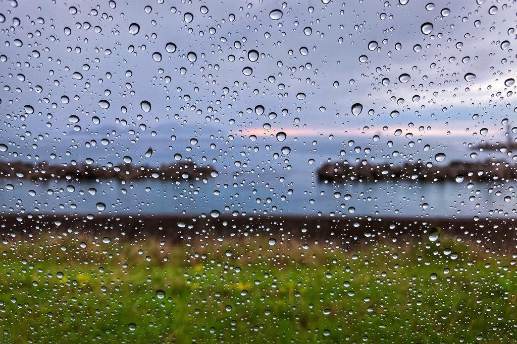 そして雨が