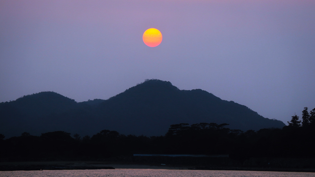 満月ではありません、夕陽です。