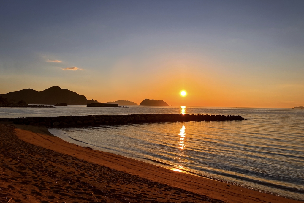 防波堤越しの夕陽