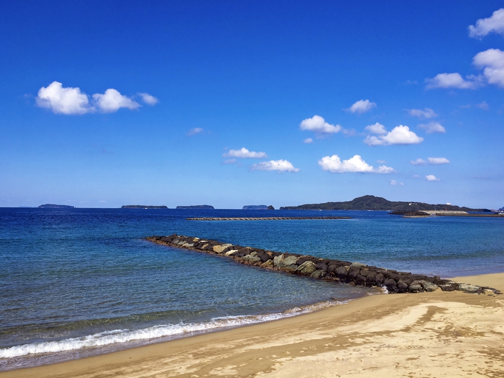 秋晴れの山陰の砂浜