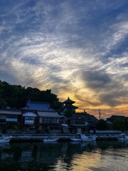 観音院と夕空：縦バージョン