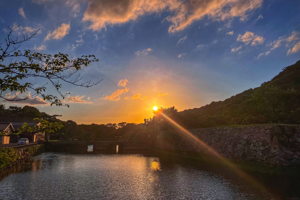 お堀に差し込む夕陽